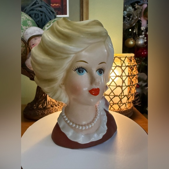 Elegant Cream and Brown Ceramic Bust - Picture 3 of 17